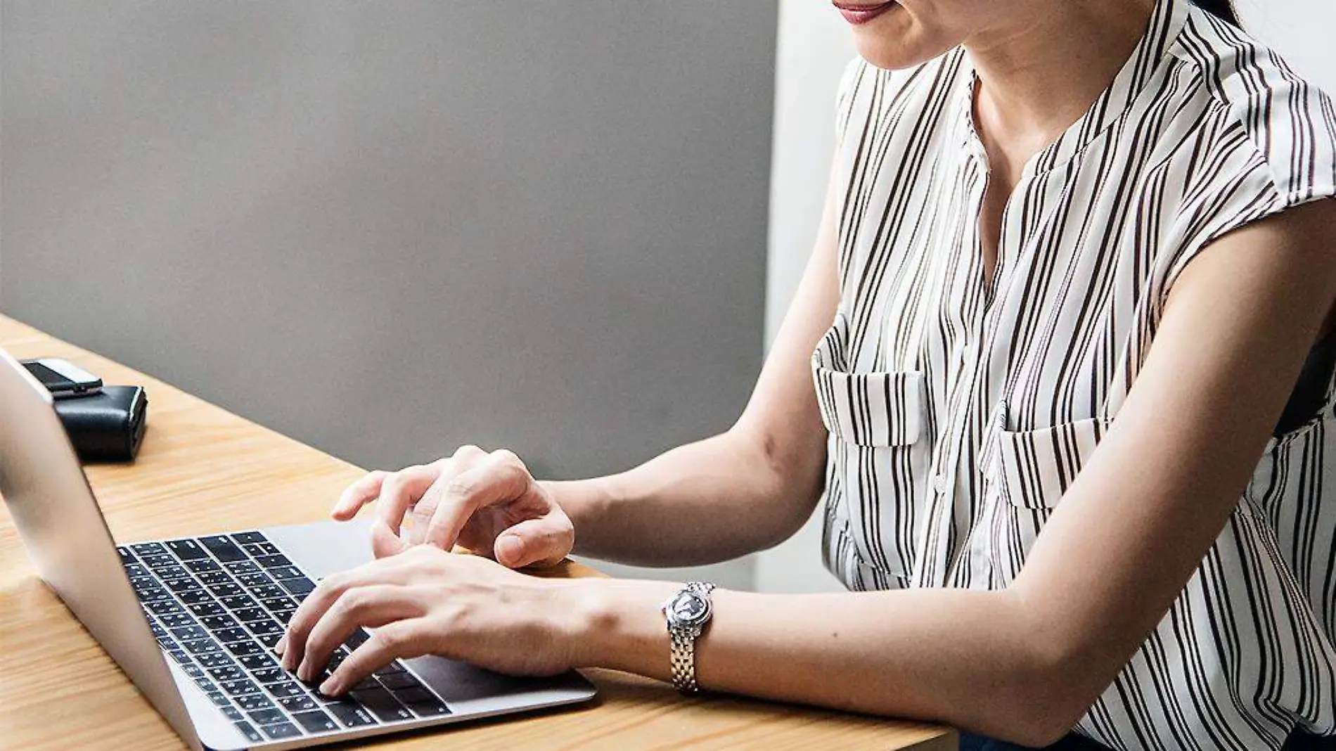 Mujer trabajando en computadora